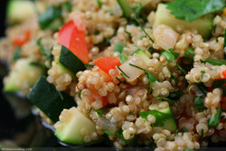salat-iz-kinoa-s-ogurtcami-i-pomidorami-quinoa